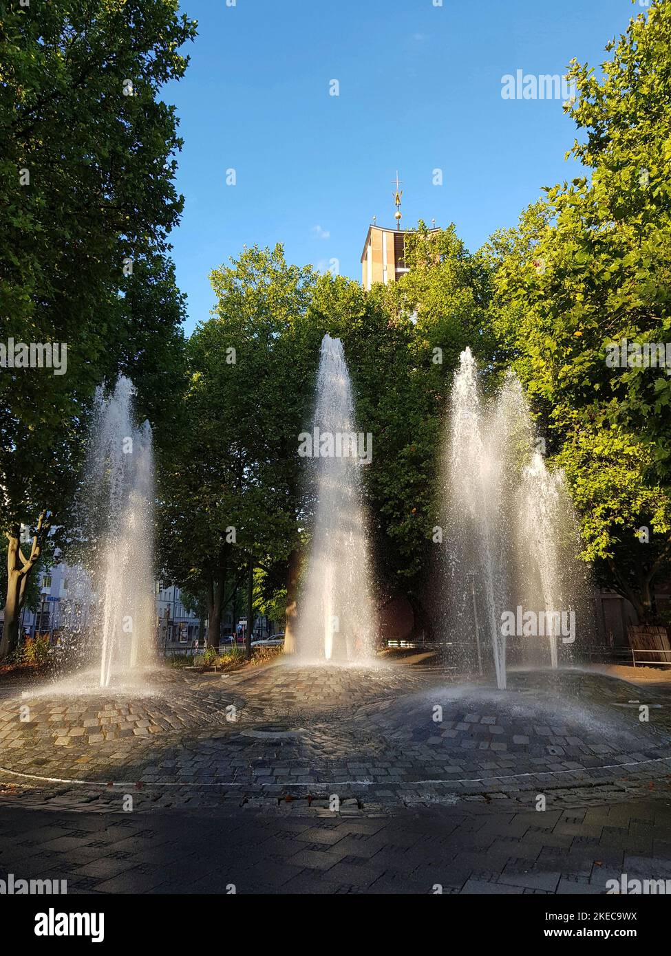 Fontana Sendlinger-Tor-Platz, creata nel 1972 da Heiner Schuhmann. Le fontane provengono da un cerchio di 3,20 metri quadrati, in cui 5 fontane sono disposte intorno ad un sesto al centro. Hanno un'altezza di 3,50 metri. Foto Stock