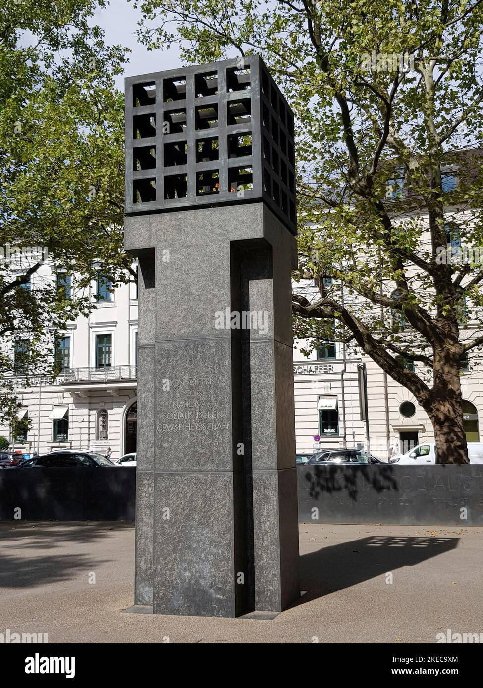 Monaco, Monumento alle vittime della tirannia nazista, Piazza delle vittime del nazionalsocialismo, con la fiamma eterna, Monaco, creato nel 1985 dallo scultore Andreas Sebeck. Foto Stock