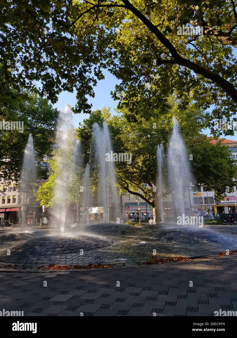 Fontana Sendlinger-Tor-Platz, creata nel 1972 da Heiner Schuhmann. Le fontane provengono da un cerchio di 3,2 metri quadrati, in cui 5 fontane sono disposte intorno ad un sesto al centro. Hanno un'altezza di 3,50 metri. Foto Stock