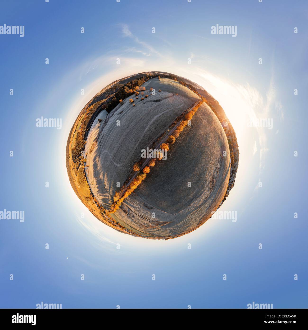 Germania, Turingia, Großbreitenbach, Friedersdorf, avenue da Wildenspring a Friedersdorf, foglie autunnali, prati, campi, sole, retroilluminazione parziale, foto aerea, luce mattutina, panorama sferico, foto sferica Foto Stock