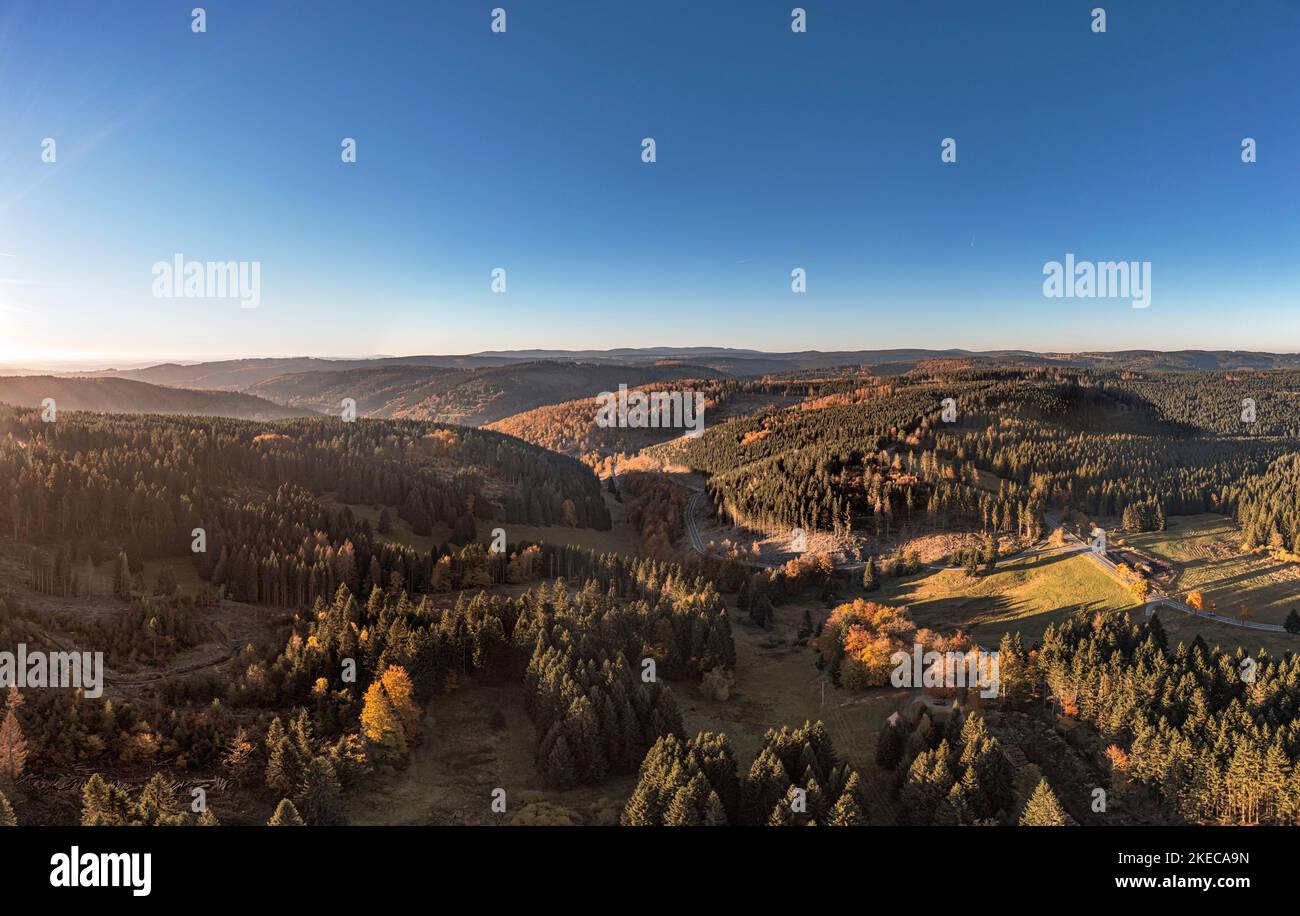 Germania, Turingia, Masserberg, strade per Masserberg e Gießübel, Rennsteig, foresta, montagne, valli, panoramica, foto aerea Foto Stock