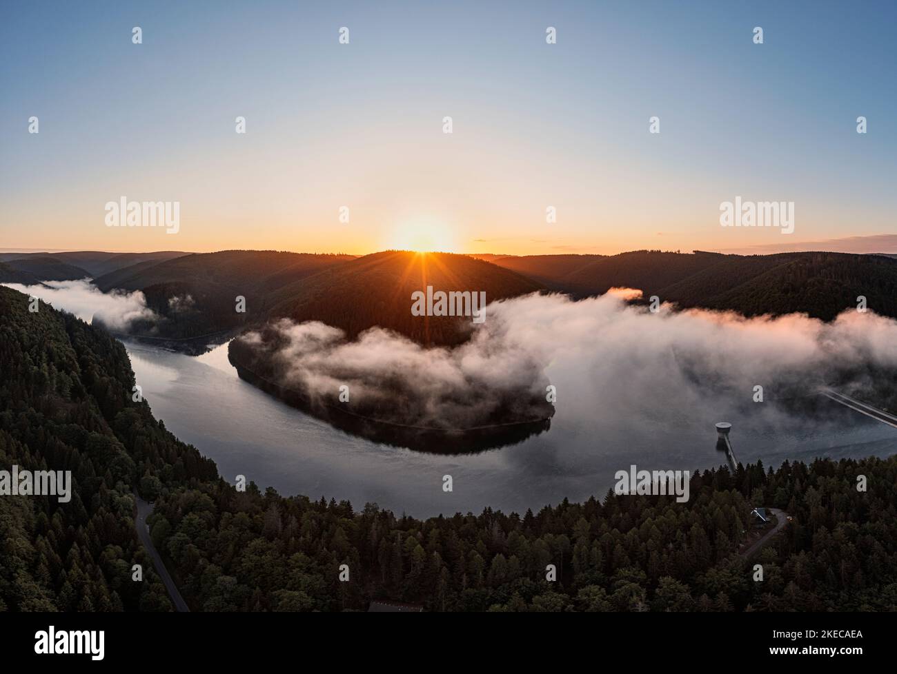 Germania, Turingia, Schleusegrund, Schönbrunn, diga di Schönbrunn, paesaggio, parzialmente nuvole basse, foresta, montagne, valli, alba, retroilluminazione, panoramica Foto Stock