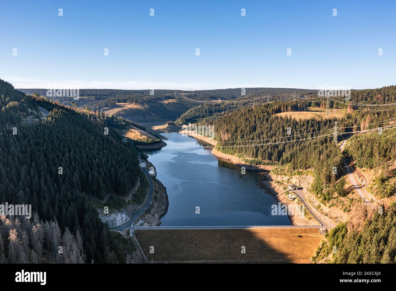 Germania, Turingia, Goldisthal, diga, diga, La più grande centrale elettrica di stoccaggio pompata in Germania, foresta, montagne, linee elettriche, panoramica, foto aerea Foto Stock