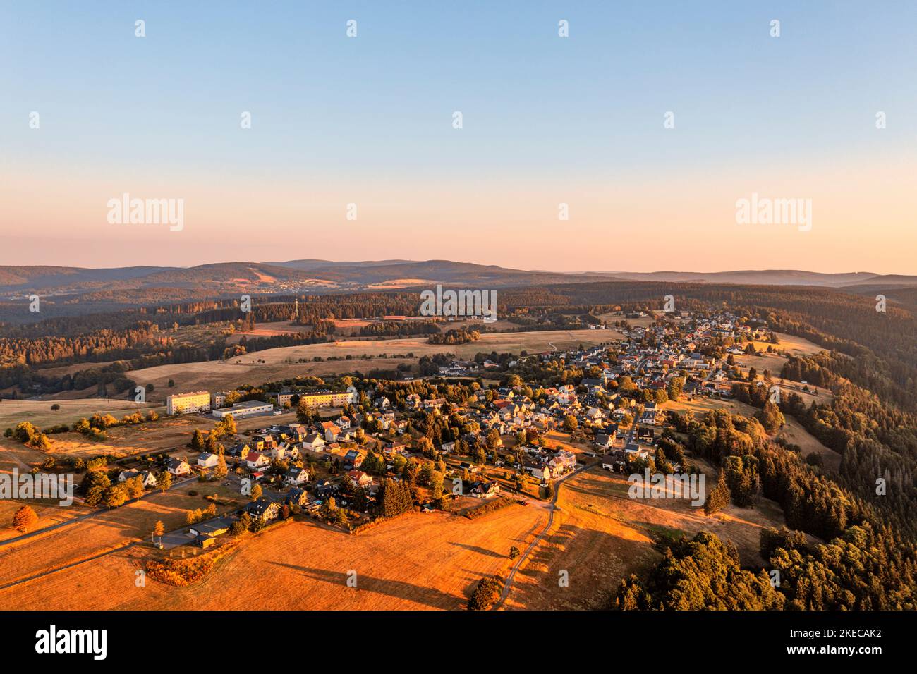 Germania, Turingia, Ilmenau, Frauenwald, villaggio, altopiano, paesaggio, prati di montagna, foresta, montagne, panoramica, luce del mattino, vista aerea, luce del mattino Foto Stock