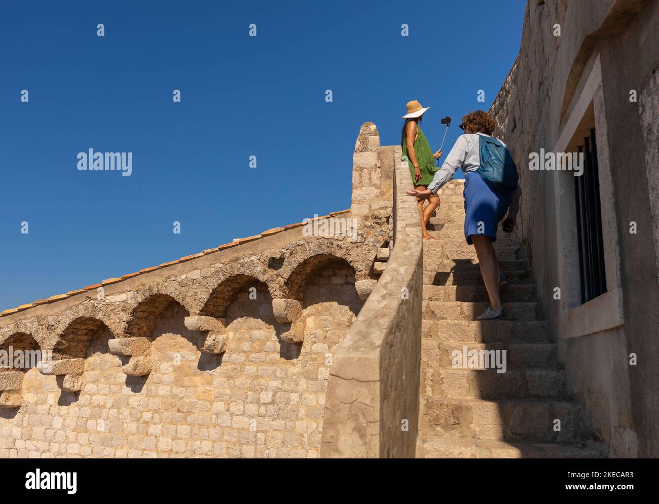 DUBROVNIK, CROAZIA, EUROPA - turisti sulle mura della città fortezza di Dubrovnik sulla costa della Dalmazione. Foto Stock