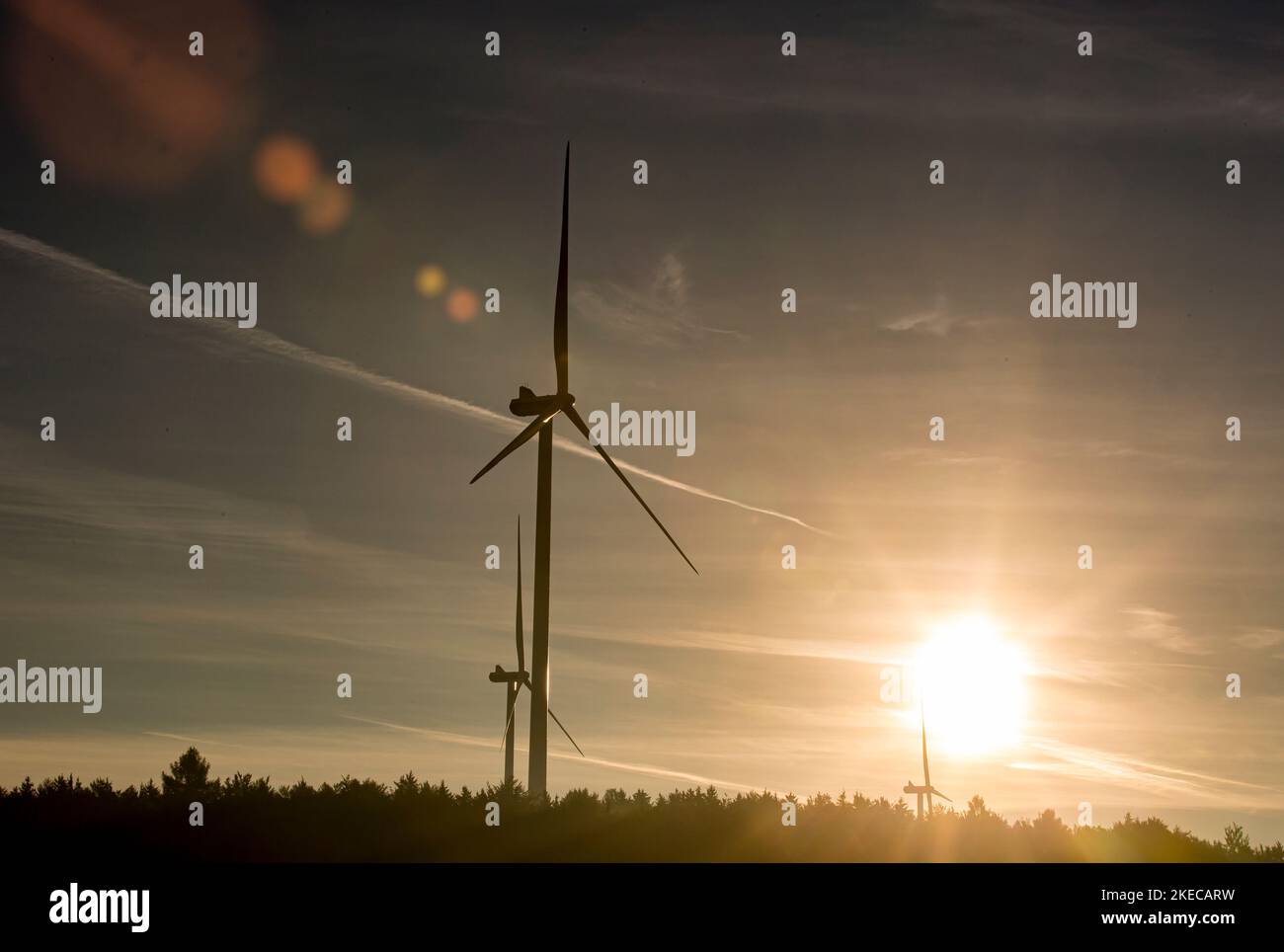 Energia rinnovabile nel paesaggio, vicino a Bad Saulgau, turbine eoliche e sole Foto Stock