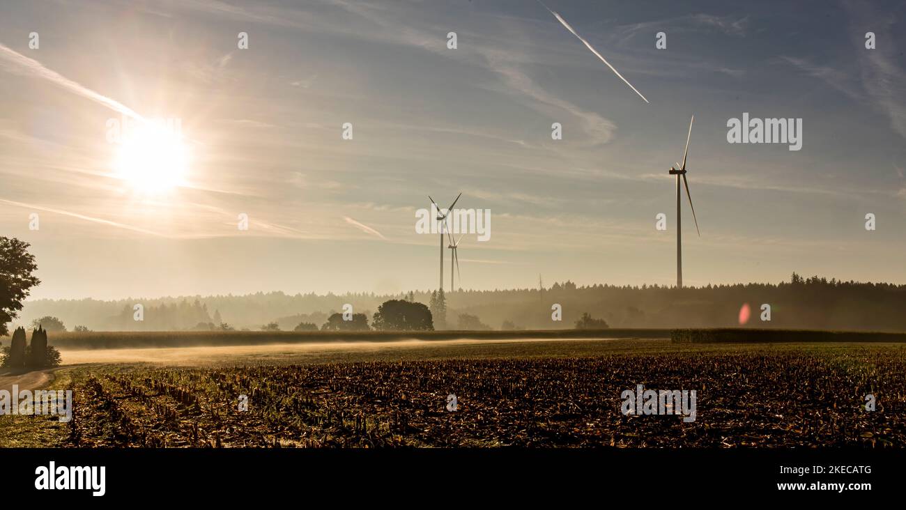 Energia rinnovabile nel paesaggio, vicino a Bad Saulgau, turbine eoliche e sole Foto Stock