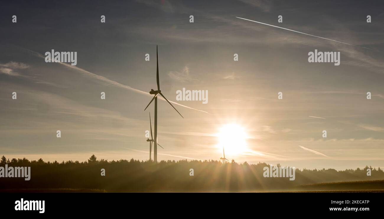 Energia rinnovabile nel paesaggio, vicino a Bad Saulgau, turbine eoliche e sole Foto Stock
