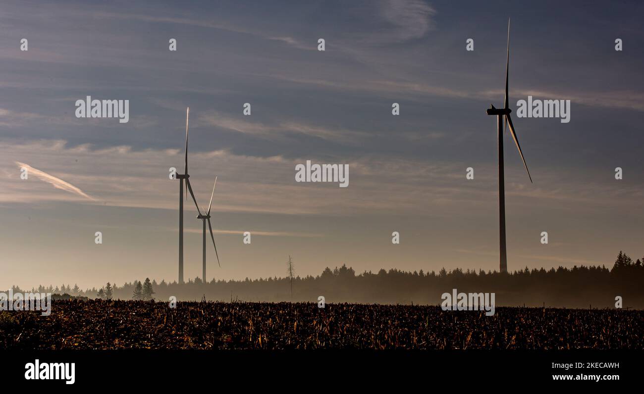 Energie rinnovabili nel paesaggio, vicino a Bad Saulgau, turbine eoliche Foto Stock