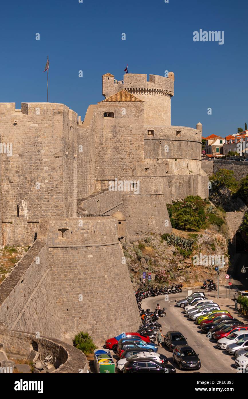 DUBROVNIK, CROAZIA, EUROPA - Auto parcheggiate presso la città fortificata di Dubrovnik sulla costa della Dalmazione. Foto Stock