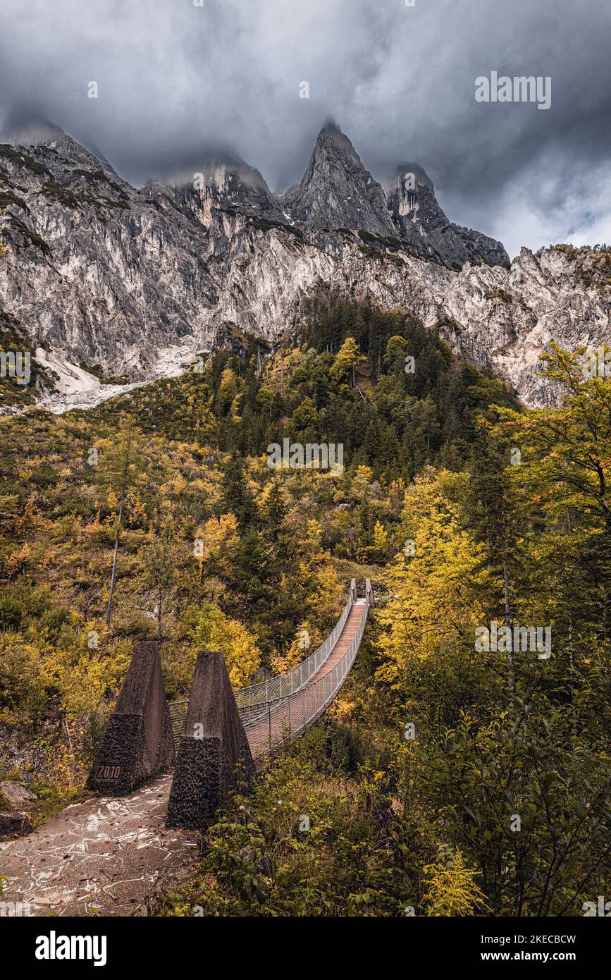 Ponte sospeso nella valle di Klausbach. Ramsau, Baviera, Germania. Foto Stock