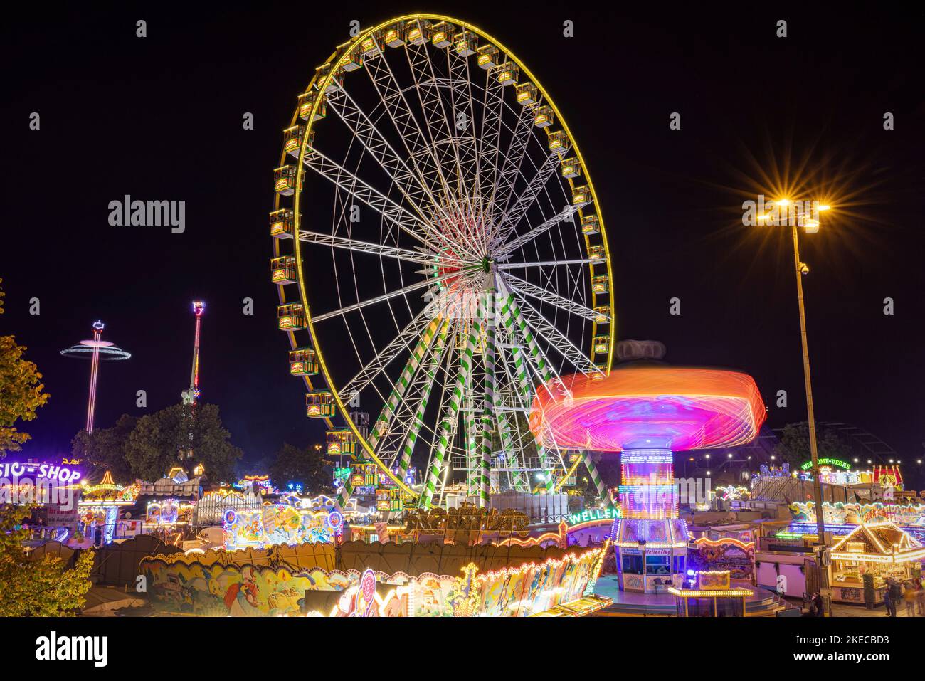 Cannstatt Folk Festival di notte. Stoccarda, Baden-Württemberg, Germania. Foto Stock
