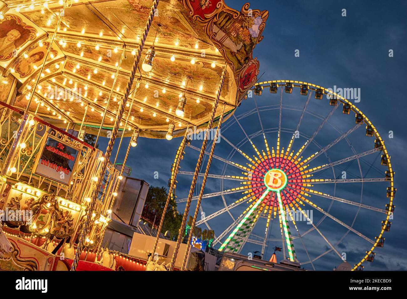 Cannstatt Folk Festival di notte. Stoccarda, Baden-Württemberg, Germania. Foto Stock