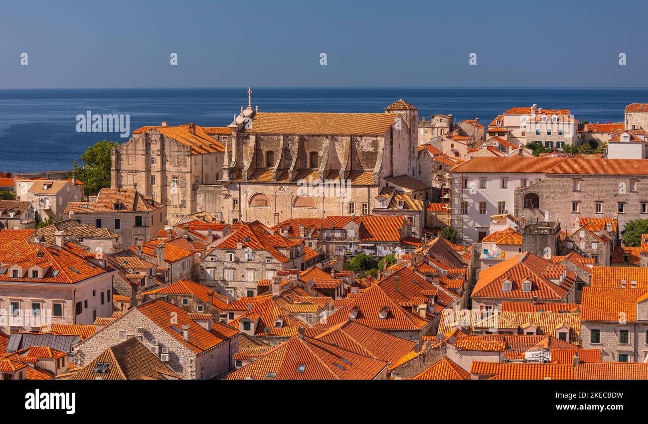 DUBROVNIK, CROAZIA, EUROPA - Chiesa di Sant'Ignazio, in alto centro, nella città fortificata di Dubrovnik sulla costa della Dalmazione. Foto Stock