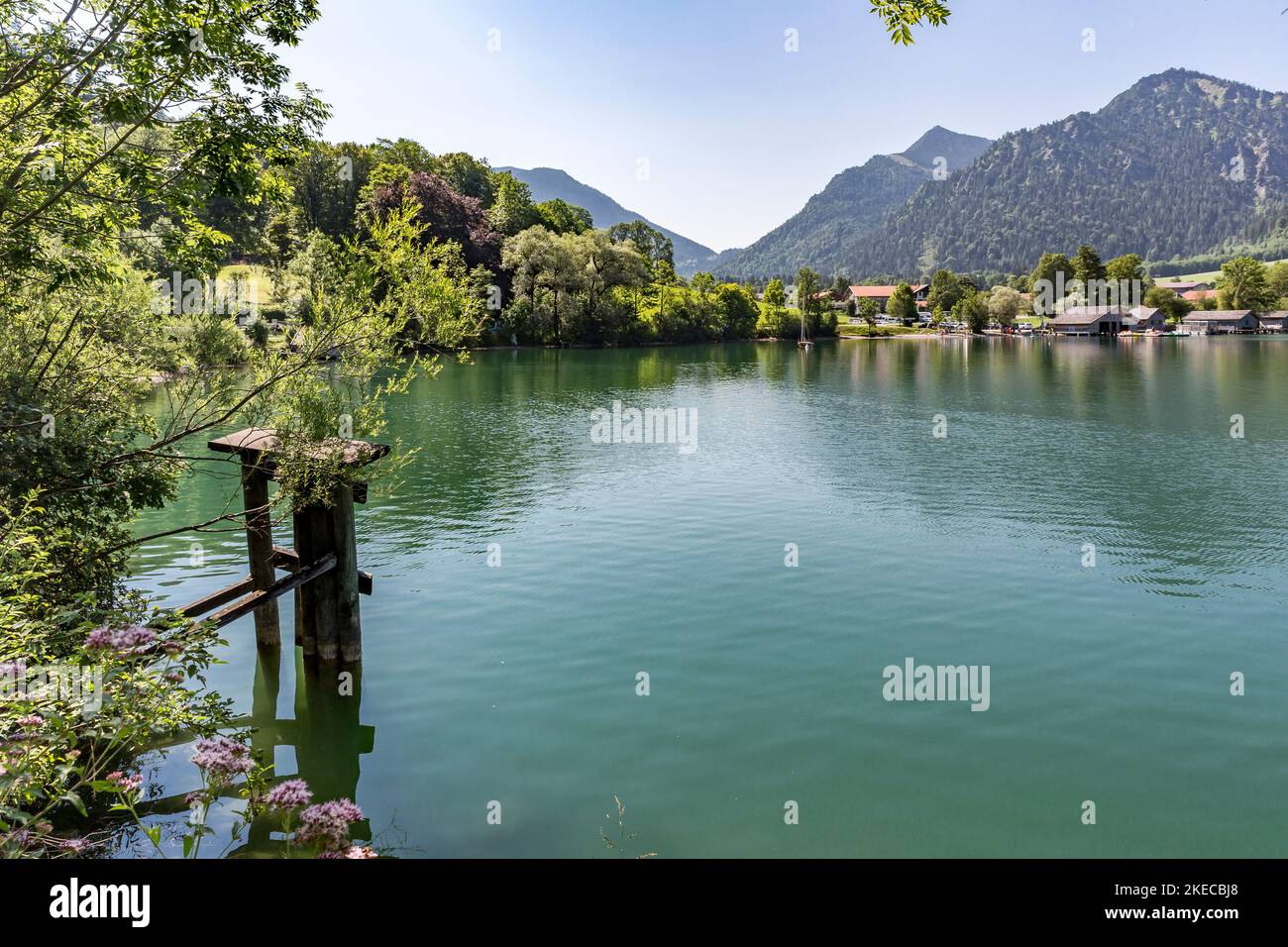 Approdo, Schliersee, dietro le montagne Brecherspitz, 1683 m, Westerberg, 1333 m, Alpi bavaresi, Alta Baviera, Baviera, Germania, Europa Foto Stock