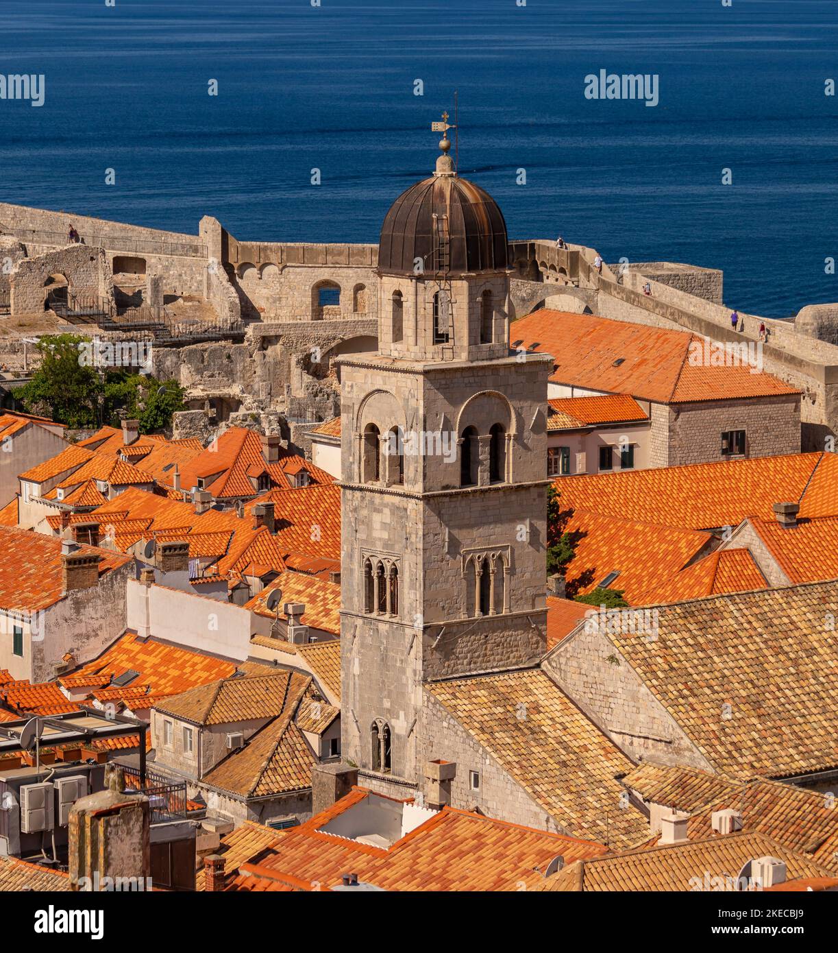 DUBROVNIK, CROAZIA, EUROPA - Campanile del Monastero Francescano nella città fortificata di Dubrovnik sulla costa della Dalmazione. Foto Stock