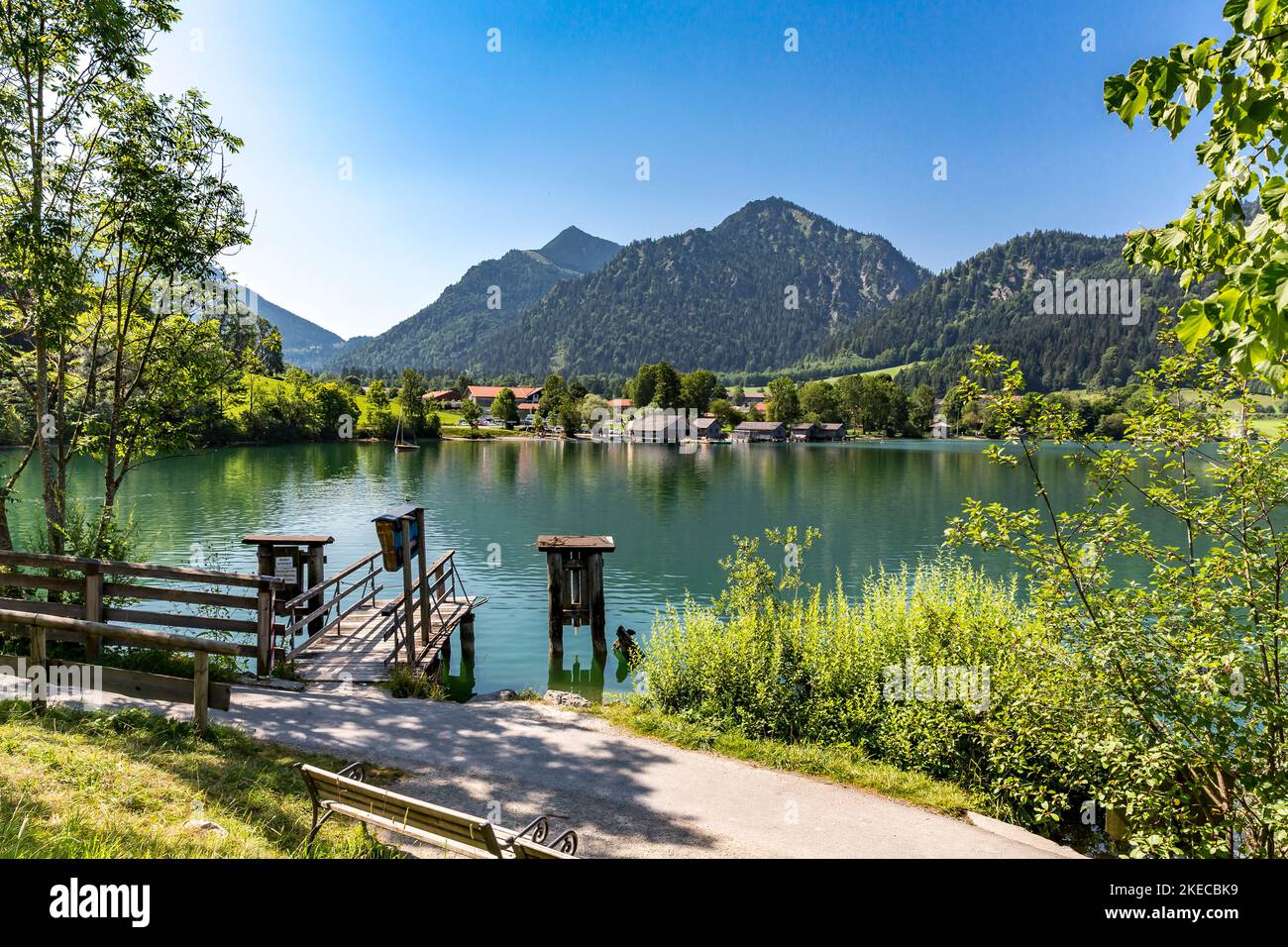 Approdo, Schliersee, dietro le montagne Brecherspitz, 1683 m, Westerberg, 1333 m, Alpi bavaresi, Alta Baviera, Baviera, Germania, Europa Foto Stock