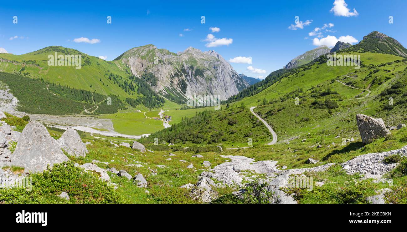 I prati dei monti Karwendel dalla strada per Falkenhutte chalet. Foto Stock