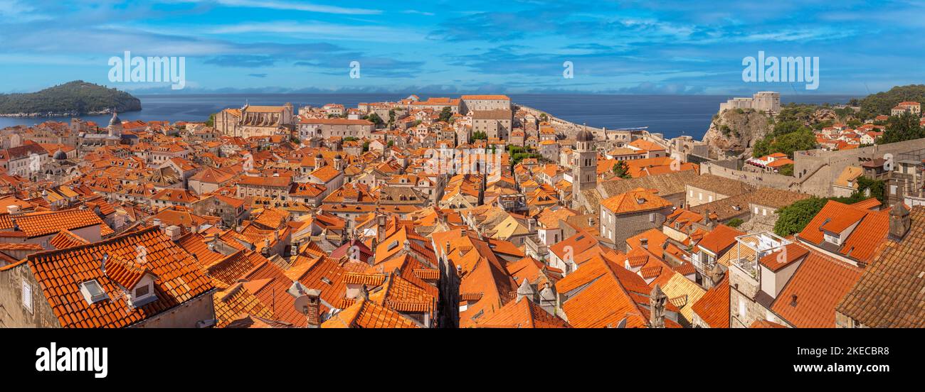 DUBROVNIK, CROAZIA, EUROPA - Panoramica della città fortificata di Dubrovnik sulla costa della Dalmazione. Foto Stock