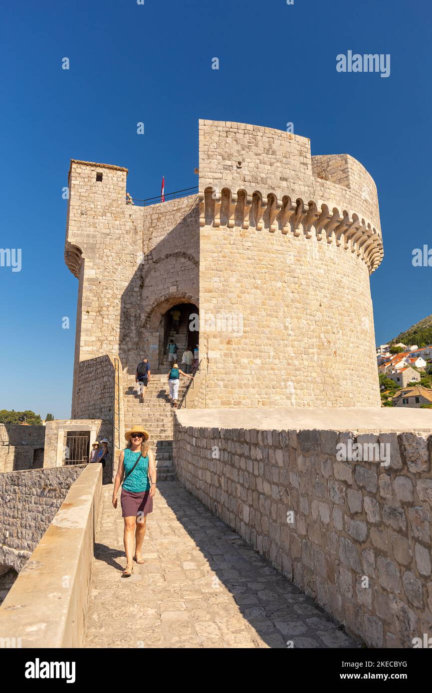 DUBROVNIK, CROAZIA, EUROPA - turisti alla Torre Minceta nella città fortificata di Dubrovnik sulla costa della Dalmazione. Foto Stock