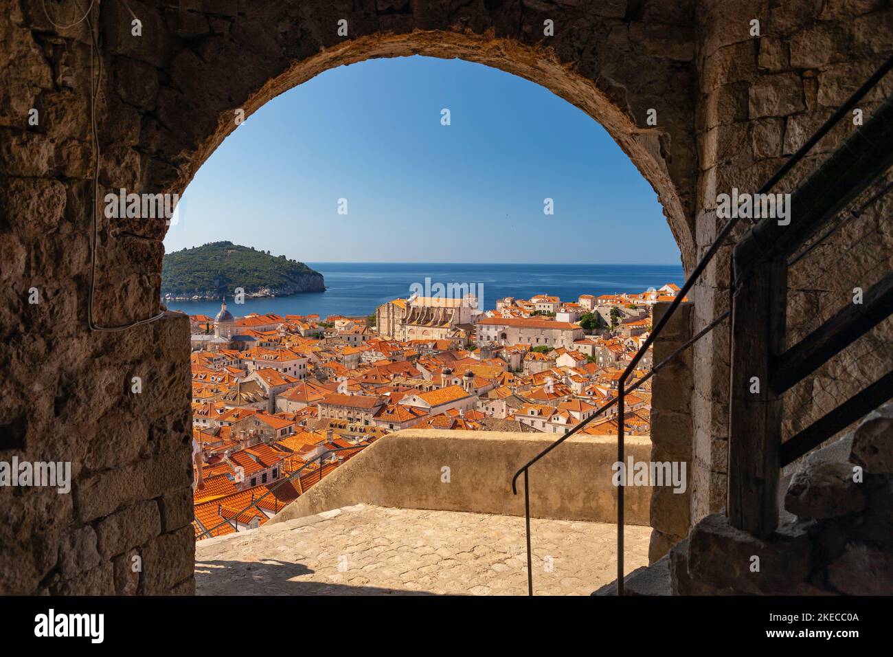 DUBROVNIK, CROAZIA, EUROPA - Vista arco della città fortificata di Dubrovnik sulla costa della Dalmazione. Foto Stock