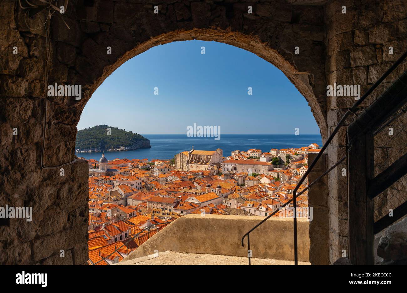 DUBROVNIK, CROAZIA, EUROPA - Vista arco della città fortificata di Dubrovnik sulla costa della Dalmazione. Foto Stock