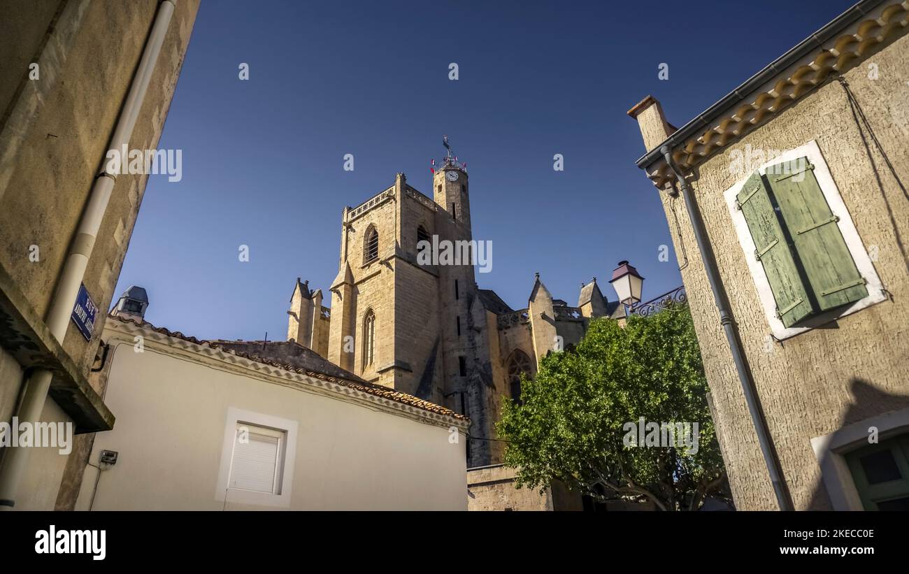 La collegiata Saint Étienne a Capestang fu costruita nel XIII secolo in stile gotico. Il campanile è alto 43 metri. Monumento historique. Foto Stock