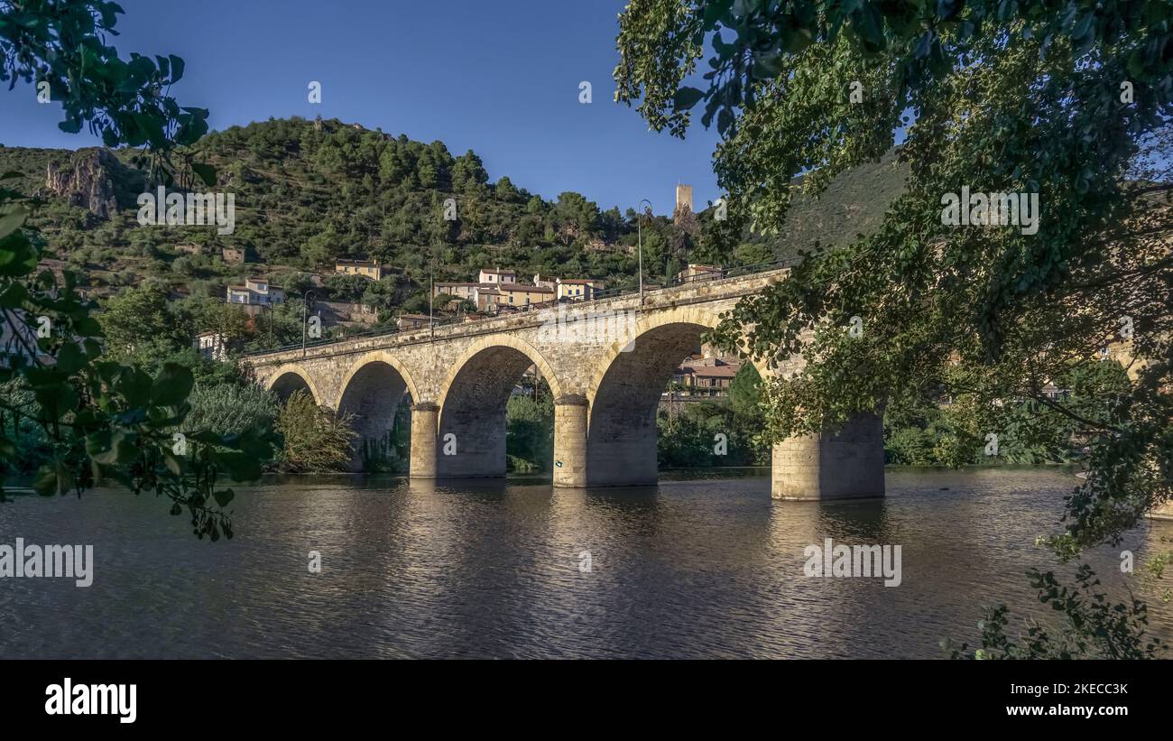 Vista sul fiume l'Orb e sul ponte di Roquebrun. Situato nel Parco Naturale Regionale di Haut-Languedoc. Foto Stock