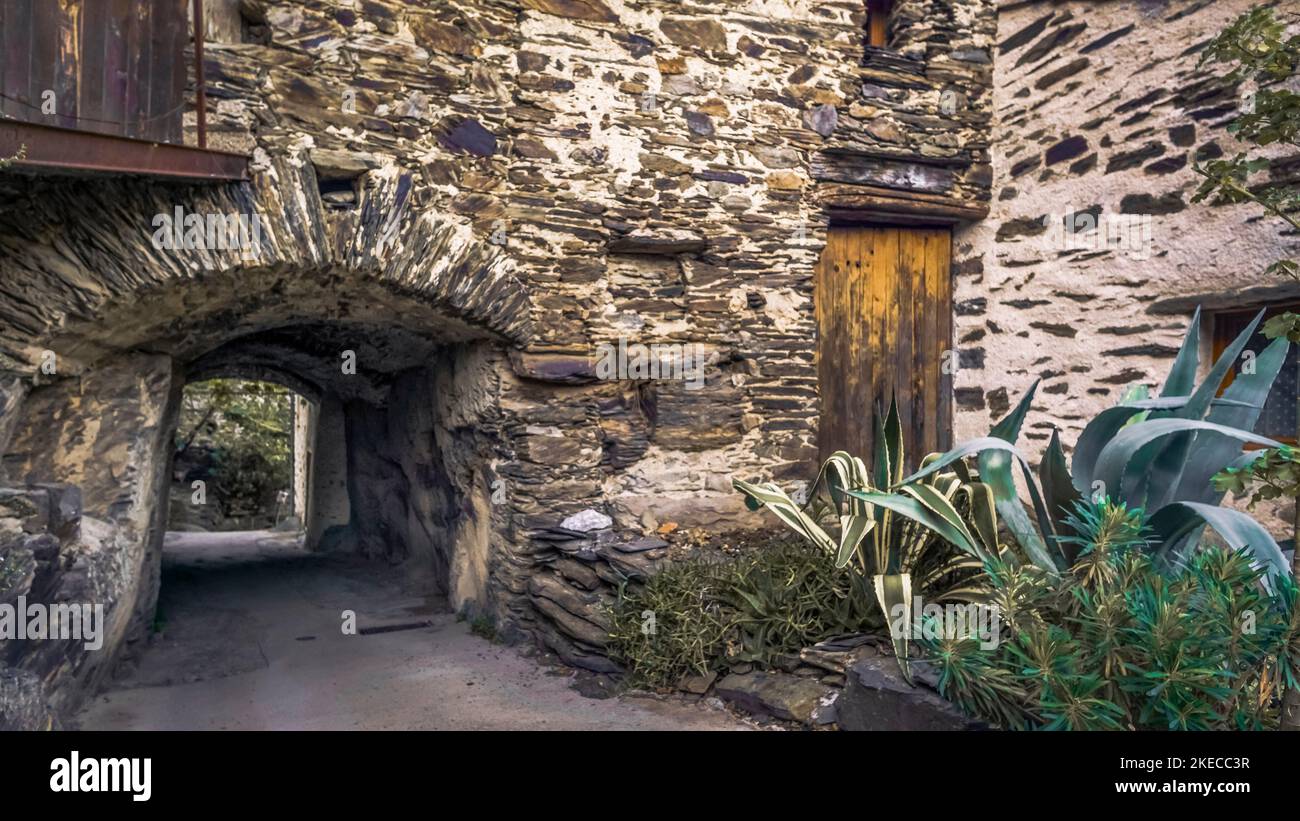 Villaggio vicino Roquebrun. Il borgo è costruito direttamente sulla ardesia nera della montagna. Le case sono fatte dello stesso materiale. Foto Stock