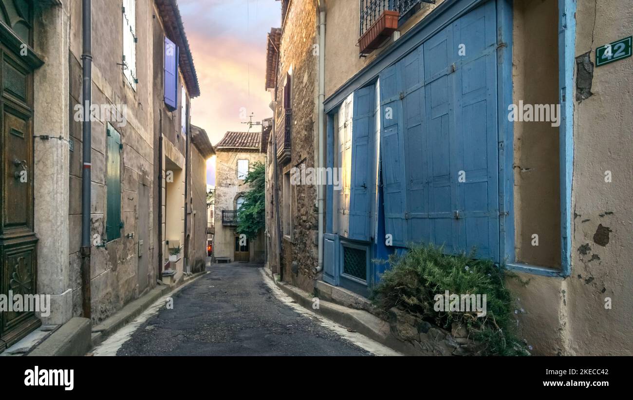 Strada del villaggio a Roquebrun. Il comune si trova nel Parco Naturale Regionale di Haut-Languedoc. Foto Stock