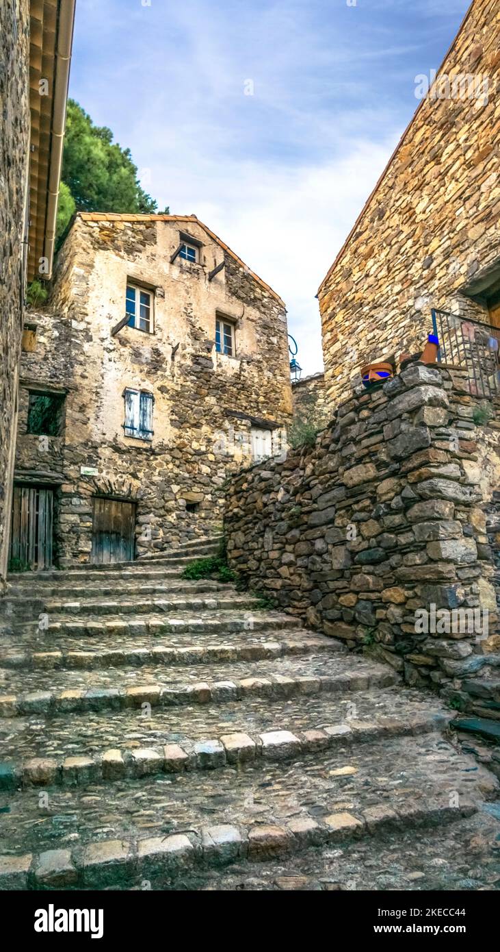 Strada del villaggio a Roquebrun. Il comune si trova nel Parco Naturale Regionale di Haut-Languedoc. Foto Stock