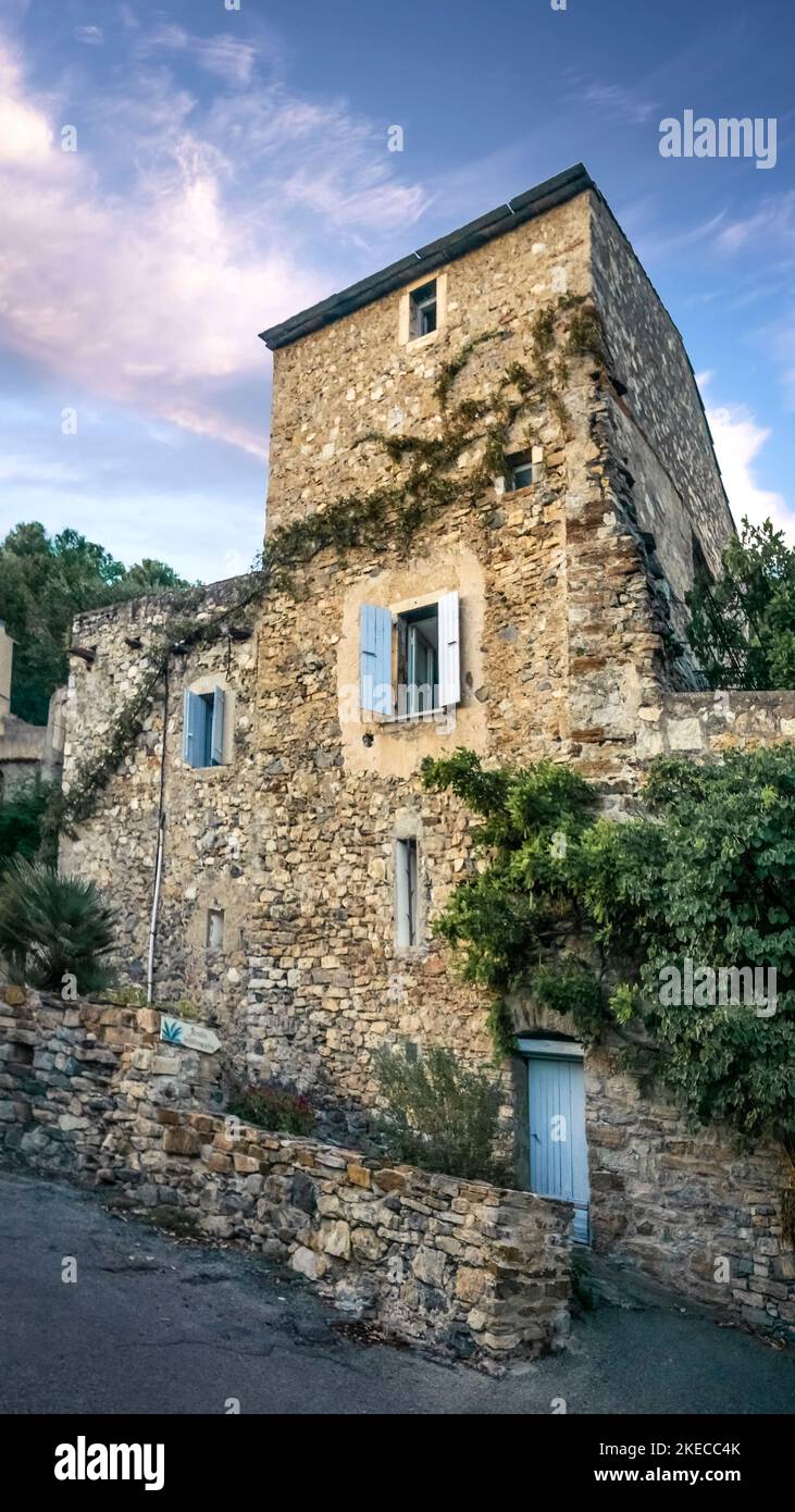 Casa in pietra a Roquebrun. Il comune si trova nel Parco Naturale Regionale di Haut-Languedoc. Foto Stock