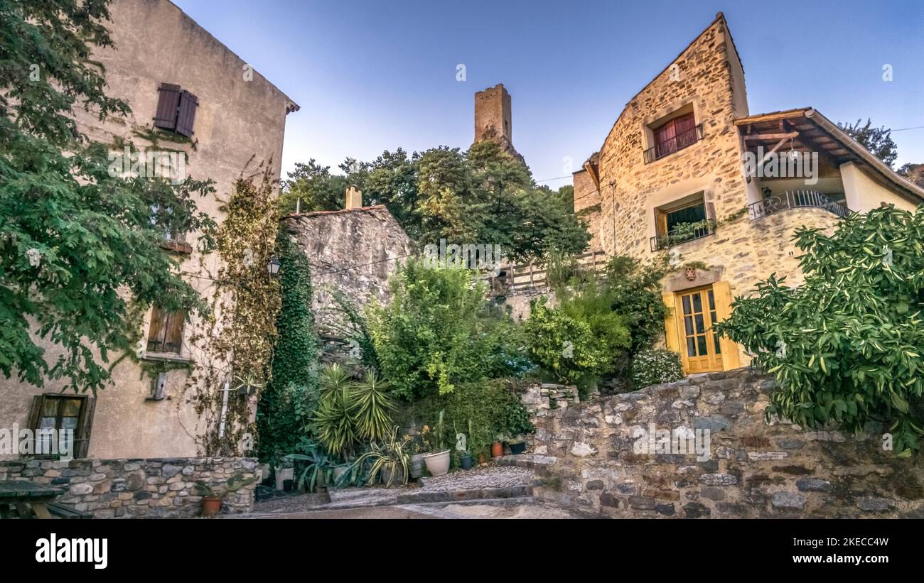 Strada del villaggio a Roquebrun. Il comune si trova nel Parco Naturale Regionale di Haut-Languedoc. Donjon di un castello del periodo carolingio, costruito intorno al 10th ° secolo. Foto Stock