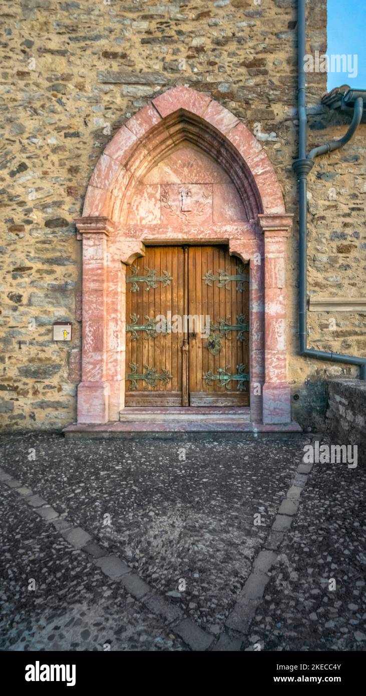 Ingresso della chiesa di Saint André a Roquebrun. Inizio della costruzione del XII secolo e ampliata nel XVIII secolo. Foto Stock