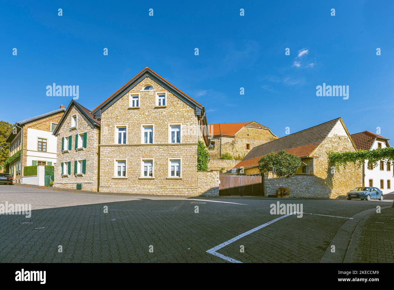 Casa nel centro di Stadecken, Rheinhessen, sullo sfondo il castello Stadeck, Foto Stock