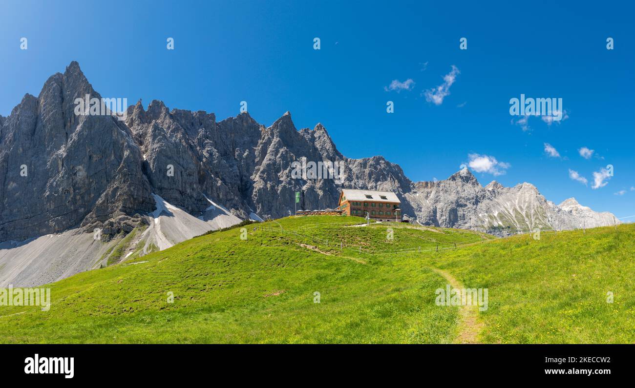 Le pareti nord dei monti Karwendel - Bockkarspitze, Nordliche Sonnenspitze, Kuhkarlspitze e lo chalet Falkenhutte. Foto Stock