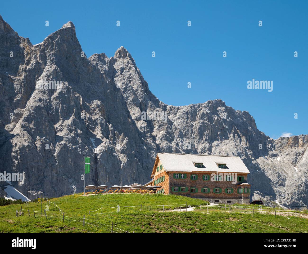 Le pareti nord dei monti Karwendel - Bockkarspitzhe, Nordliche Sonnenspitze con lo chalet Falkenhutte. Foto Stock