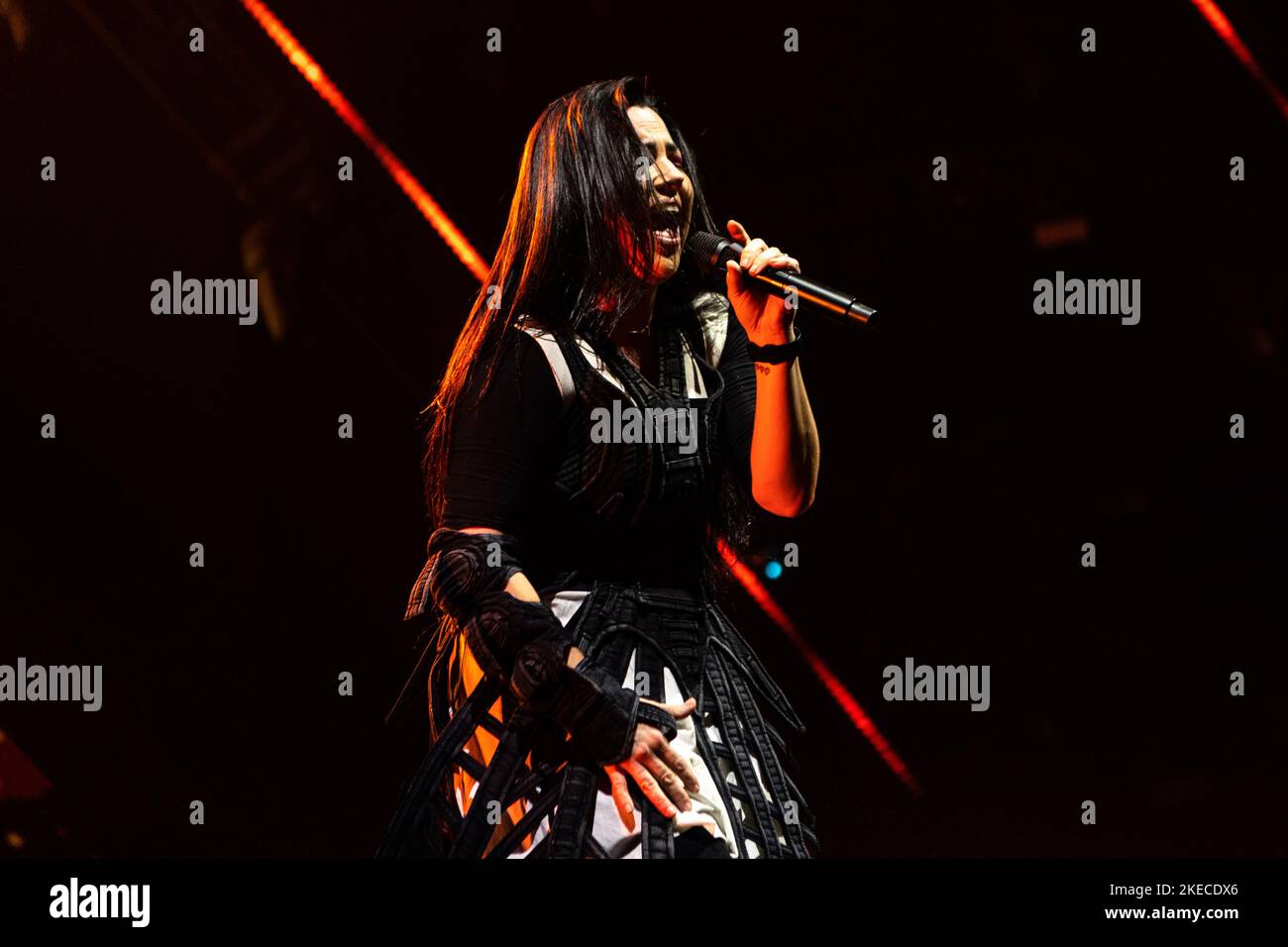 Milano, Italia. 10th Nov 2022. Amy Lee della rock band americana Evanescence suona dal vivo al Mediolanum Forum Credit: SOPA Images Limited/Alamy Live News Foto Stock