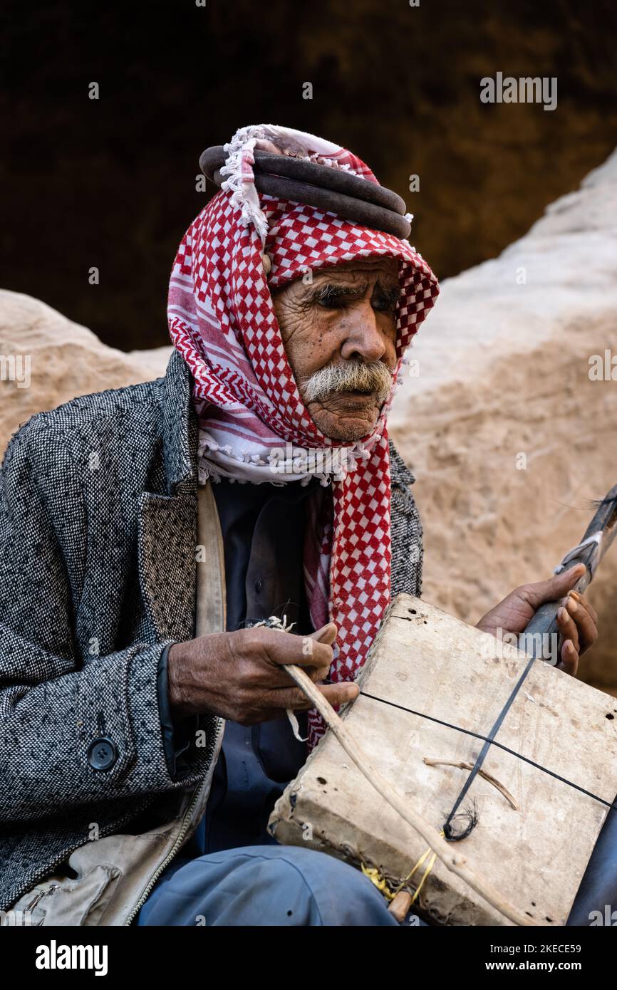Siq el-Barid, Giordania - Ottobre 29 2022: Anziano beduino Giordano uomo giocando il Rababah One-String violino Foto Stock