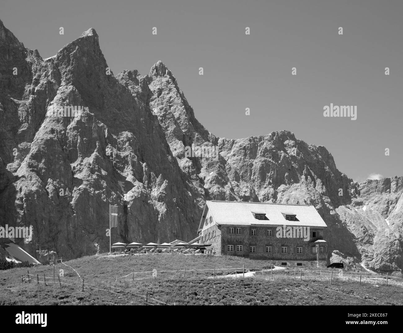 Le pareti nord dei monti Karwendel - Bockkarspitzhe, Nordliche Sonnenspitze con lo chalet Falkenhutte. Foto Stock