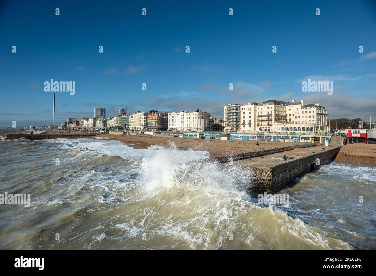 Brighton, 11th 2022 novembre: Un'onda che si schiantano contro il lungomare Foto Stock