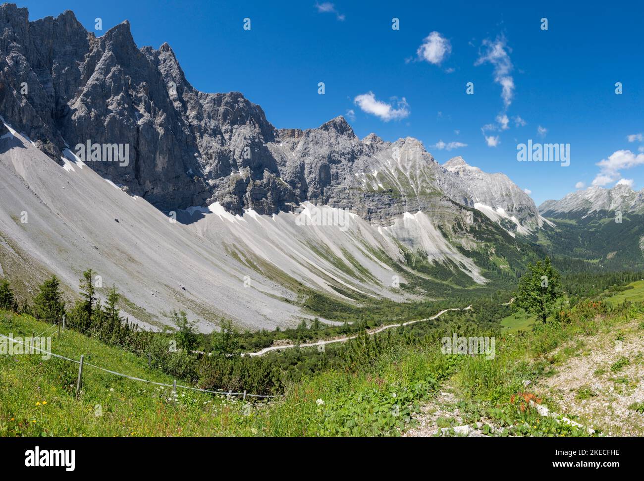 Le pareti nord dei monti Karwendel - Bockkarspitzhe, Nordliche Sonnenspitze da Falkenhutte chalet. Foto Stock