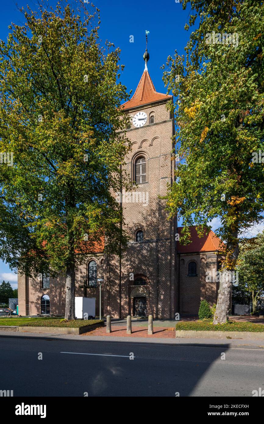 Germania, Suedlohn, Westmuensterland, Muensterland, Westfalia, Renania settentrionale-Vestfalia, Suedlohn-Oding, chiesa parrocchiale cattolica di San Giacomo, neo-romanica, edificio in mattoni Foto Stock