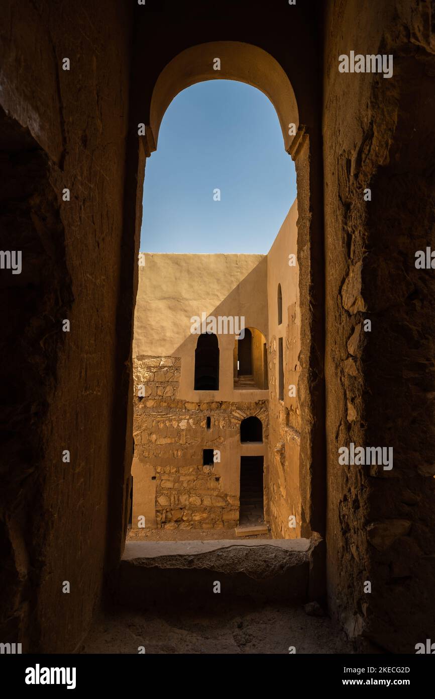 Finestra interna del Castello del deserto di Qasr Kharana sul cortile in Giordania Foto Stock