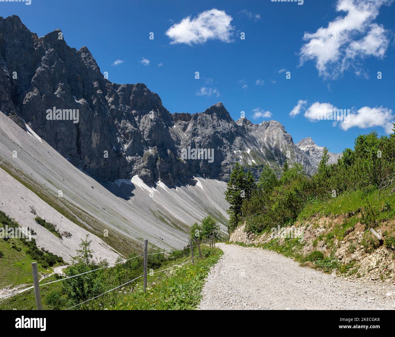 Le pareti nord dei monti Karwendel - Bockkarspitzhe, Nordliche Sonnenspitze da Falkenhutte chalet. Foto Stock