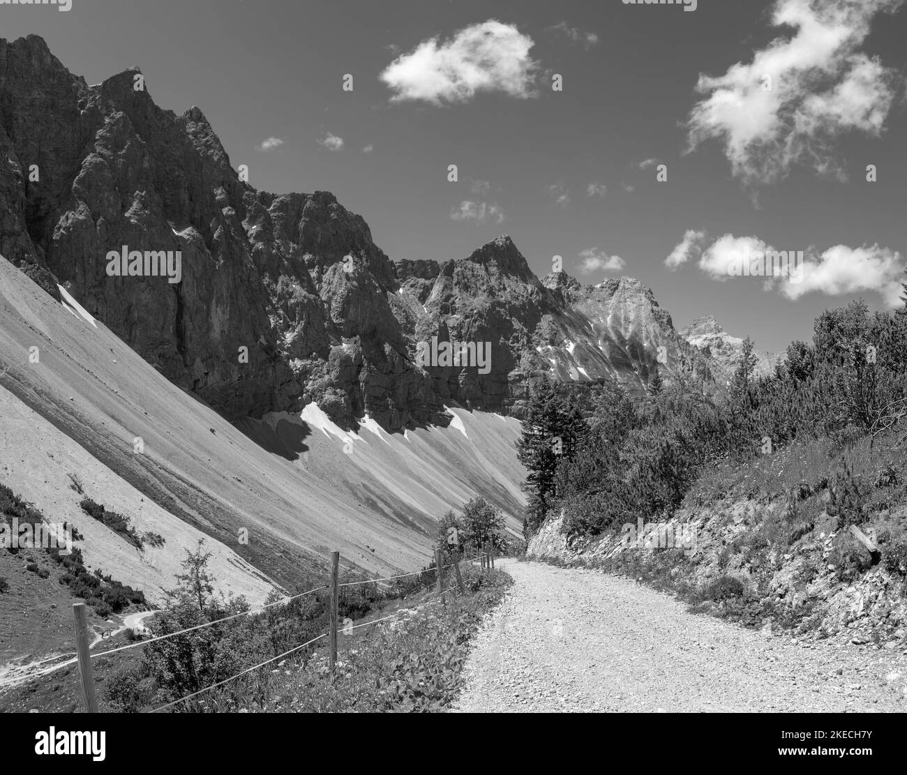 Le pareti nord dei monti Karwendel - Bockkarspitzhe, Nordliche Sonnenspitze da Falkenhutte chalet. Foto Stock