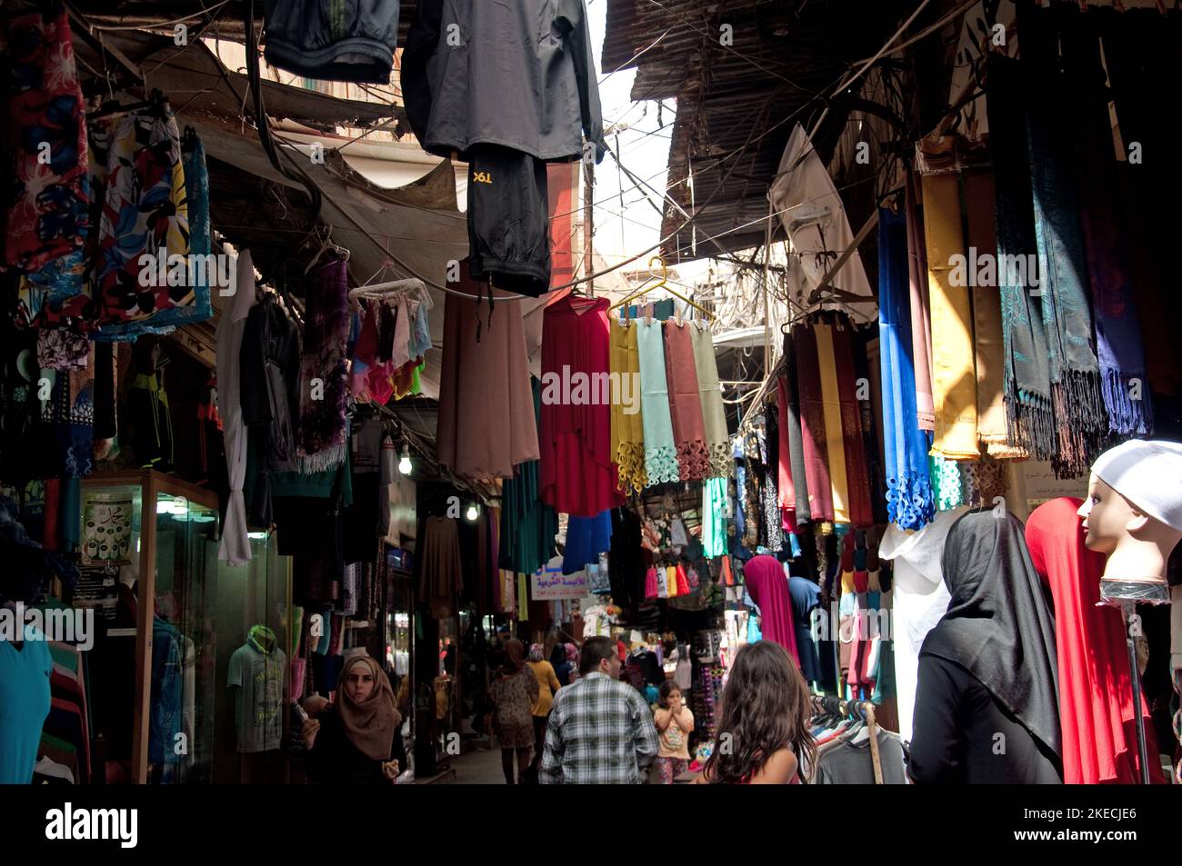 Bancarelle di vestiti, Souk di Tripoli, Tripoli, Libano. Grande souk con molte bancarelle per ogni tipo di merce. Stalle di vestiti Foto Stock