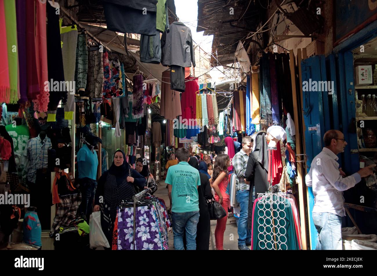 Bancarelle di vestiti, Souk di Tripoli, Tripoli, Libano. Grande souk con molte bancarelle per ogni tipo di merce. Stalle di vestiti. Foto Stock