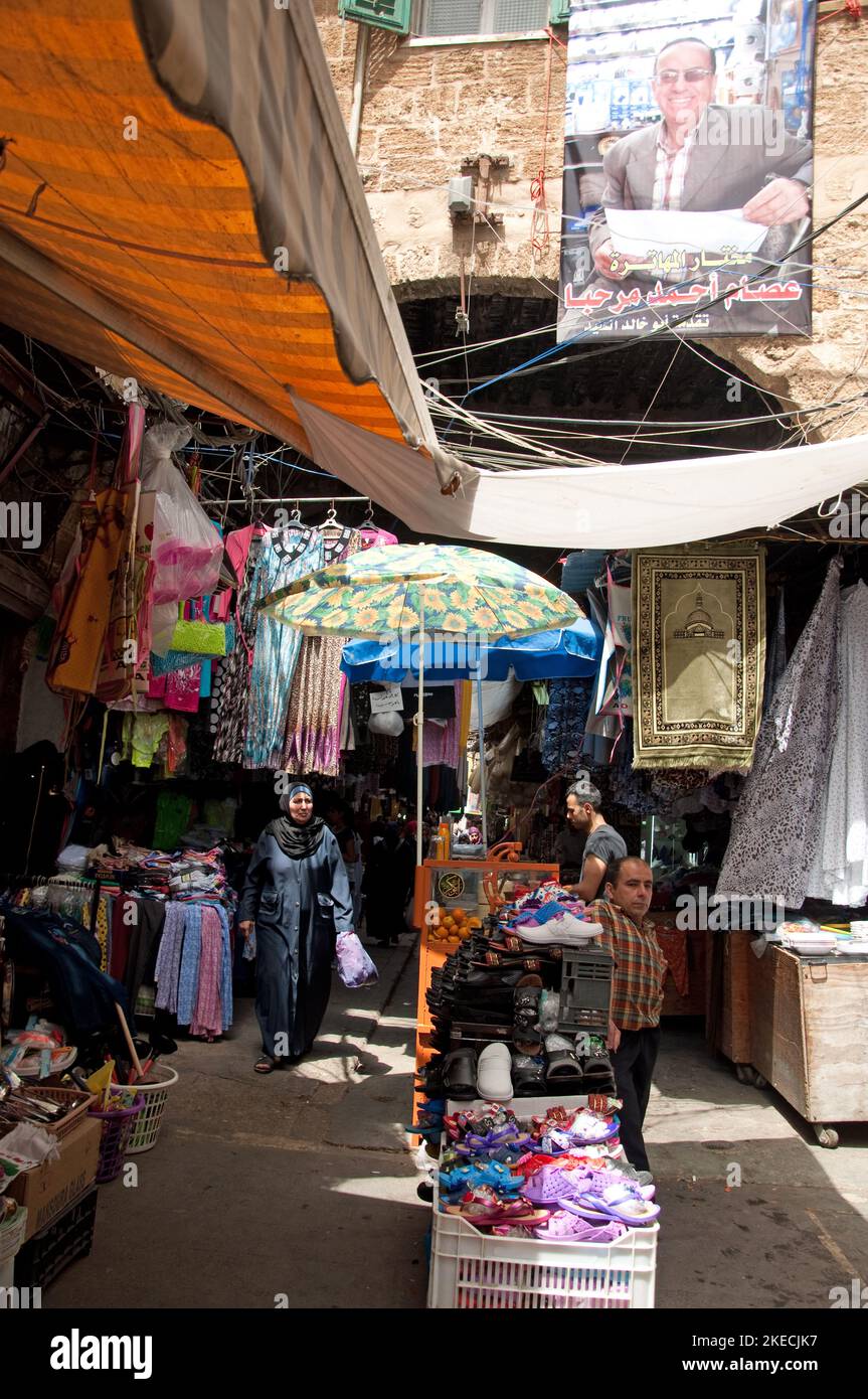 Bancarelle di vestiti, Souk di Tripoli, Tripoli, Libano. Grande souk con molte bancarelle per ogni tipo di merce. Stalle di vestiti. Foto Stock