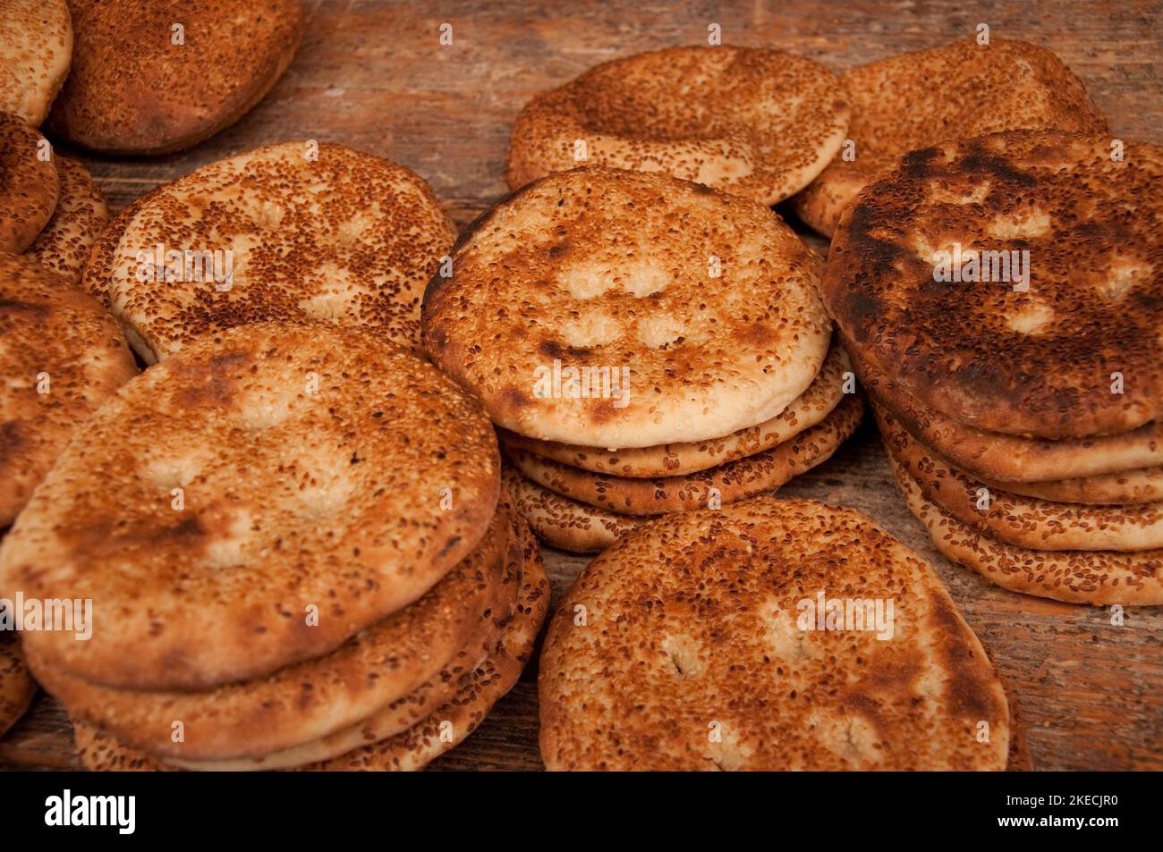 Pane Stall, Souk di Tripoli, Tripoli, Libano. Grande souk con molte bancarelle per ogni tipo di merce. Pane con semi di sesamo. Foto Stock